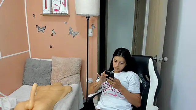 Snapshot of valerihouse chatting on 02-14-25, 11:42 valerihouse online show from 02-14-25, 11:42