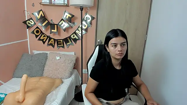 Snapshot of valerihouse chatting on 02-19-25, 11:36 valerihouse online show from 02-19-25, 11:36