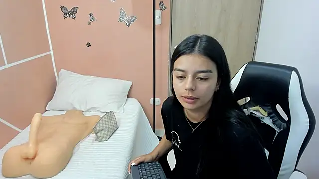 Snapshot of valerihouse chatting on 03-17-25, 11:21 valerihouse online show from 03-17-25, 11:21