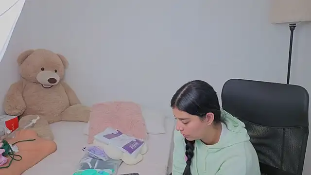 Snapshot of valerihouse chatting on 10-01-25, 12:05 valerihouse online show from 10-01-25, 12:05