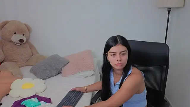 Snapshot of valerihouse chatting on 10-04-25, 10:41 valerihouse online show from 10-04-25, 10:41