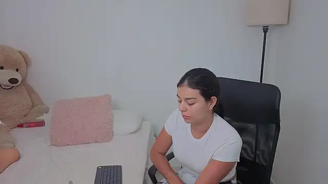 Snapshot of valerihouse chatting on 10-17-25, 12:58 valerihouse online show from 10-17-25, 12:58