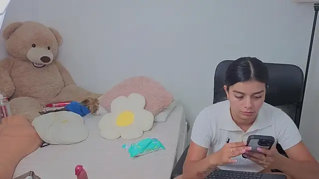 Snapshot of valerihouse chatting on 10-18-25, 01:19 valerihouse online show from 10-18-25, 01:19