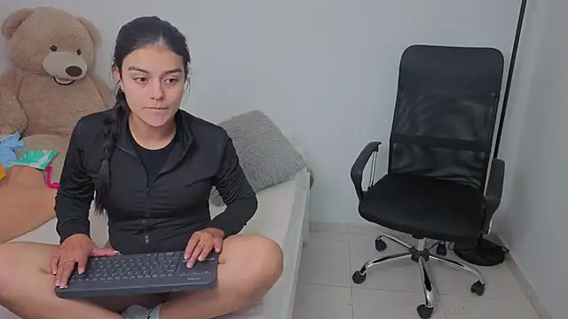 Snapshot of valerihouse chatting on 10-29-25, 01:08 valerihouse online show from 10-29-25, 01:08