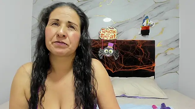 Snapshot of NoelleHartley chatting on 10-21-25, 11:44 NoelleHartley online show from 10-21-25, 11:44