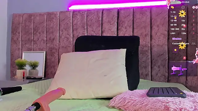 Niicolle Evanss online show from 11-27-25, 07:49