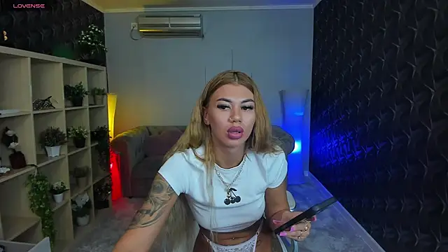 Snapshot of xPuka chatting on 09-11-25, 04:51 xPuka online show from 09-11-25, 04:51