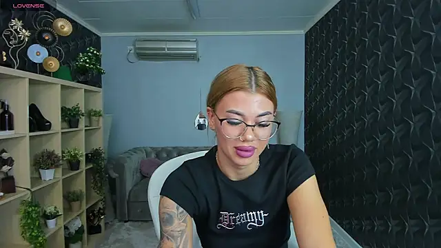 Snapshot of xPuka chatting on 09-21-25, 04:52 xPuka online show from 09-21-25, 04:52