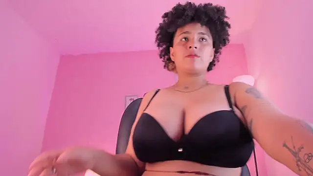 Snapshot of LiaaMoretzz chatting on 09-25-25, 11:52 LiaaMoretzz online show from 09-25-25, 11:52