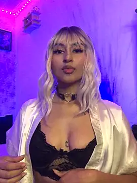 Snapshot of Samara_SaenzV chatting on 10-19-25, 05:30 Samara SaenzV online show from 10-19-25, 05:30