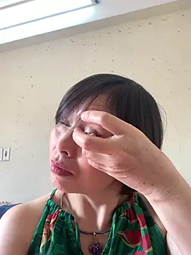 Snapshot of Hello_Linchii chatting on 10-12-25, 02:10 Hello Linchii online show from 10-12-25, 02:10