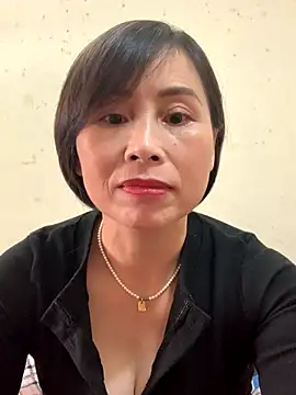 Snapshot of Hello_Linchii chatting on 10-17-25, 04:26 Hello Linchii online show from 10-17-25, 04:26