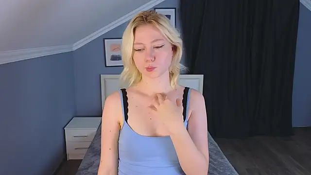 Snapshot of Violet_Willis chatting on 09-23-25, 03:15 Violet Willis online show from 09-23-25, 03:15