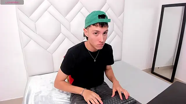 Snapshot of LittleDanny_ chatting on 11-03-25, 07:37 LittleDanny online show from 11-03-25, 07:37