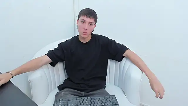 Snapshot of LittleDanny_ chatting on 11-12-25, 03:56 LittleDanny online show from 11-12-25, 03:56