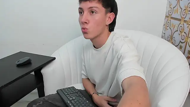 Snapshot of LittleDanny_ chatting on 11-13-25, 05:01 LittleDanny online show from 11-13-25, 05:01