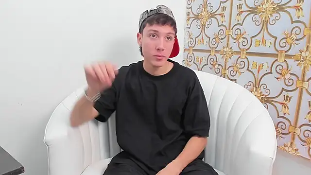 Snapshot of LittleDanny_ chatting on 11-19-25, 04:07 LittleDanny online show from 11-19-25, 04:07