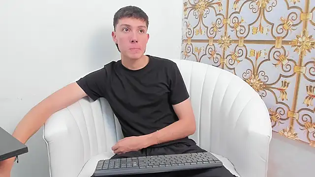 Snapshot of LittleDanny_ chatting on 11-21-25, 04:27 LittleDanny online show from 11-21-25, 04:27