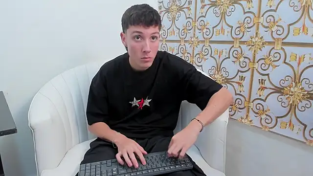 Snapshot of LittleDanny_ chatting on 11-25-25, 07:03 LittleDanny online show from 11-25-25, 07:03