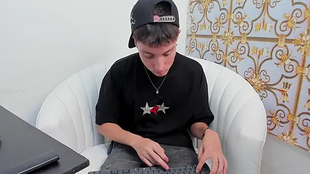 Snapshot of LittleDanny_ chatting on 11-26-25, 07:04 LittleDanny online show from 11-26-25, 07:04