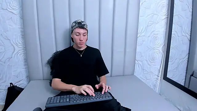 Snapshot of LittleDanny_ chatting on 12-01-25, 06:02 LittleDanny online show from 12-01-25, 06:02