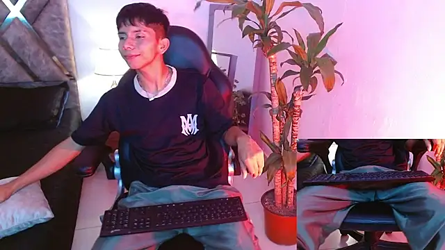 Snapshot of Hyunjin_Son chatting on 09-18-25, 01:18 Hyunjin Son online show from 09-18-25, 01:18