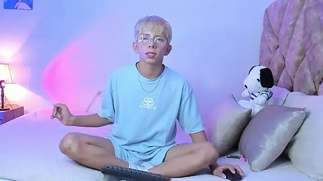 Hyunjin Son online show from 01-14-26, 03:28