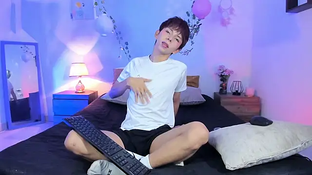 Hyunjin Son online show from 04-28-26, 03:17