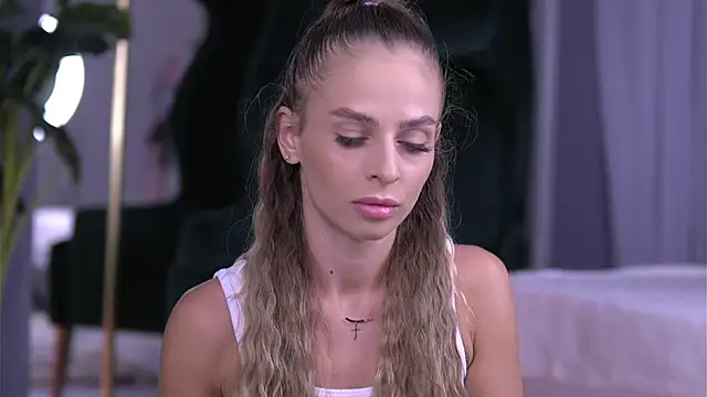 Snapshot of ElaraShine chatting on 09-12-25, 08:53 ElaraShine online show from 09-12-25, 08:53