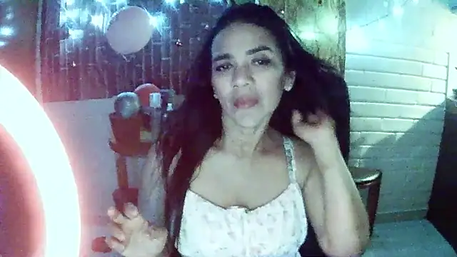 Snapshot of MiiaVelasquez chatting on 12-17-25, 04:18 MiiaVelasquez online show from 12-17-25, 04:18