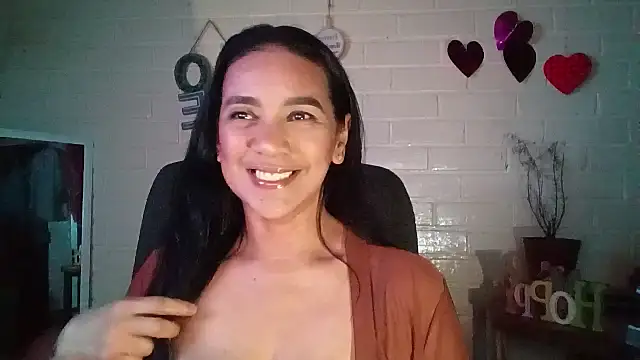 Snapshot of MiiaVelasquez chatting on 04-06-26, 04:32 MiiaVelasquez online show from 04-06-26, 04:32