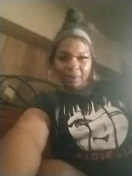 Snapshot of Ladiv33 chatting on 10-30-25, 01:18 Ladiv33 online show from 10-30-25, 01:18