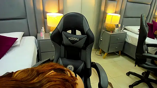 Snapshot of EimmyJones chatting on 09-19-25, 03:52 EimmyJones online show from 09-19-25, 03:52