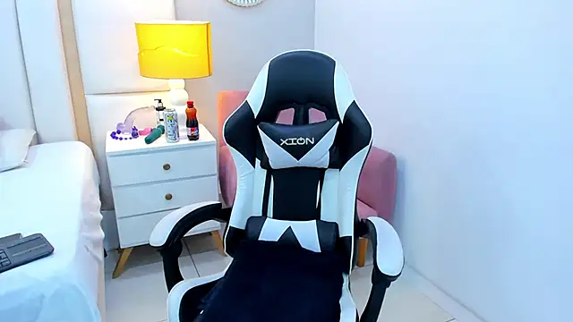 Snapshot of EimmyJones chatting on 11-02-25, 01:46 EimmyJones online show from 11-02-25, 01:46