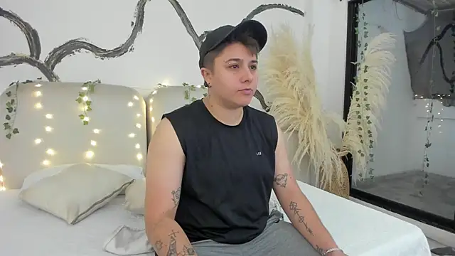 Snapshot of IanGilbert chatting on 12-18-25, 07:25 IanGilbert online show from 12-18-25, 07:25