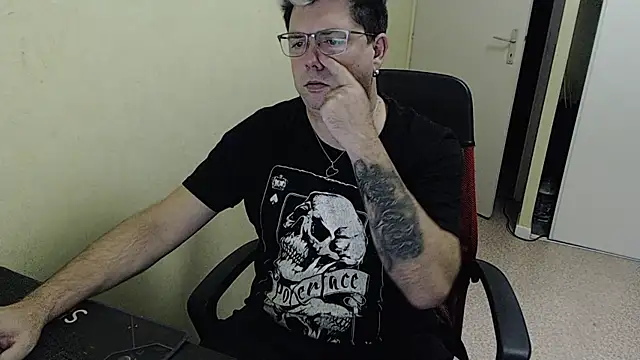 Snapshot of blueandwhite1 chatting on 12-03-24, 03:22 blueandwhite1 online show from 12-03-24, 03:22