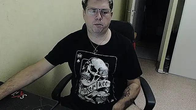 Snapshot of blueandwhite1 chatting on 12-04-24, 08:23 blueandwhite1 online show from 12-04-24, 08:23