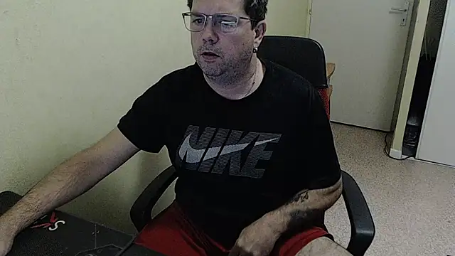 Snapshot of blueandwhite1 chatting on 12-13-24, 03:32 blueandwhite1 online show from 12-13-24, 03:32