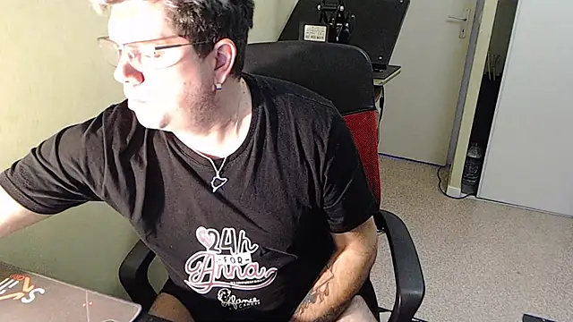 Snapshot of blueandwhite1 chatting on 12-18-24, 04:06 blueandwhite1 online show from 12-18-24, 04:06