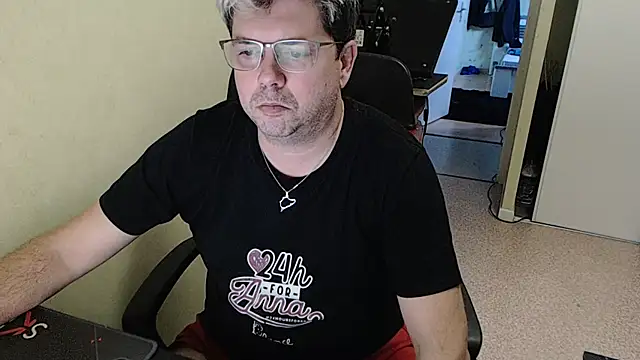 Snapshot of blueandwhite1 chatting on 12-19-24, 04:02 blueandwhite1 online show from 12-19-24, 04:02