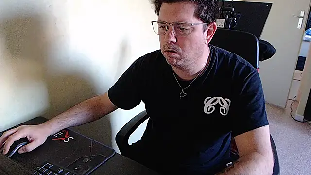 Snapshot of blueandwhite1 chatting on 12-28-24, 03:26 blueandwhite1 online show from 12-28-24, 03:26