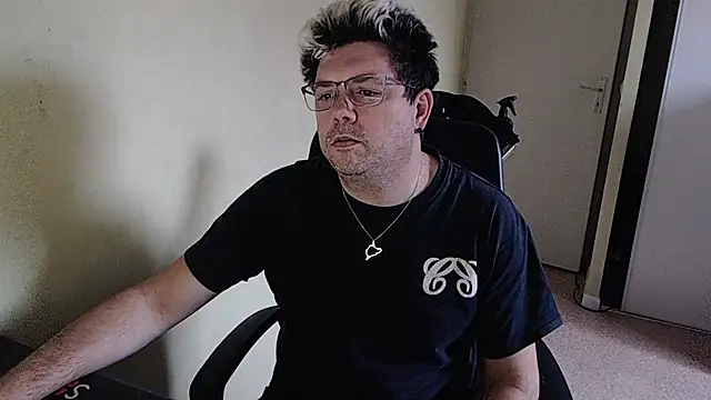 Snapshot of blueandwhite1 chatting on 01-02-25, 02:35 blueandwhite1 online show from 01-02-25, 02:35