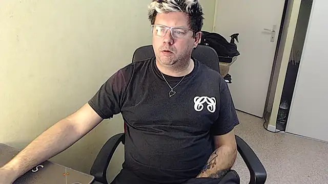 Snapshot of blueandwhite1 chatting on 01-02-25, 05:39 blueandwhite1 online show from 01-02-25, 05:39