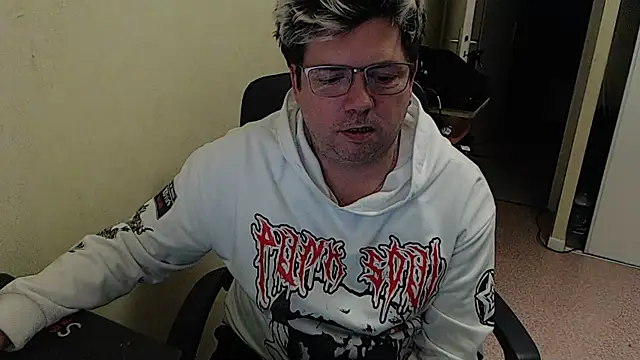 Snapshot of blueandwhite1 chatting on 01-07-25, 09:46 blueandwhite1 online show from 01-07-25, 09:46