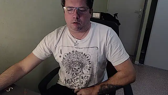 Snapshot of blueandwhite1 chatting on 01-08-25, 03:39 blueandwhite1 online show from 01-08-25, 03:39