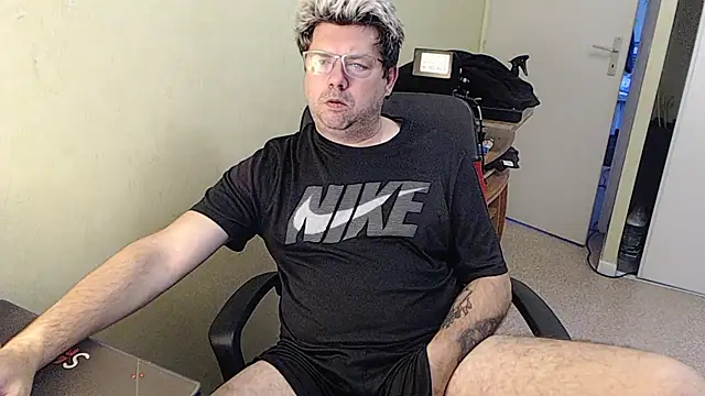 Snapshot of blueandwhite1 chatting on 01-11-25, 08:11 blueandwhite1 online show from 01-11-25, 08:11