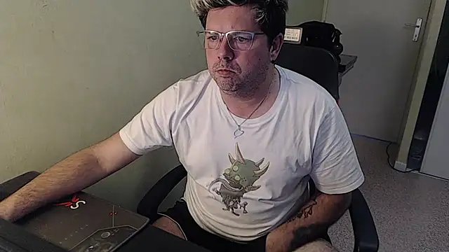 Snapshot of blueandwhite1 chatting on 01-17-25, 03:32 blueandwhite1 online show from 01-17-25, 03:32