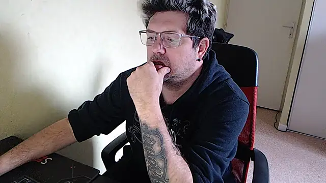 Snapshot of blueandwhite1 chatting on 01-26-25, 01:36 blueandwhite1 online show from 01-26-25, 01:36