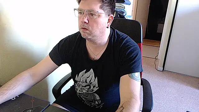 Snapshot of blueandwhite1 chatting on 02-06-25, 03:31 blueandwhite1 online show from 02-06-25, 03:31