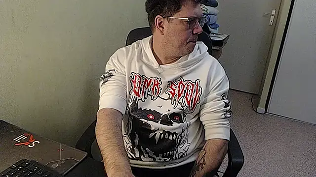 Snapshot of blueandwhite1 chatting on 02-09-25, 09:16 blueandwhite1 online show from 02-09-25, 09:16